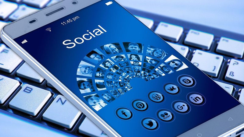 動画配信サービスの料金プランを確認するイメージ写真