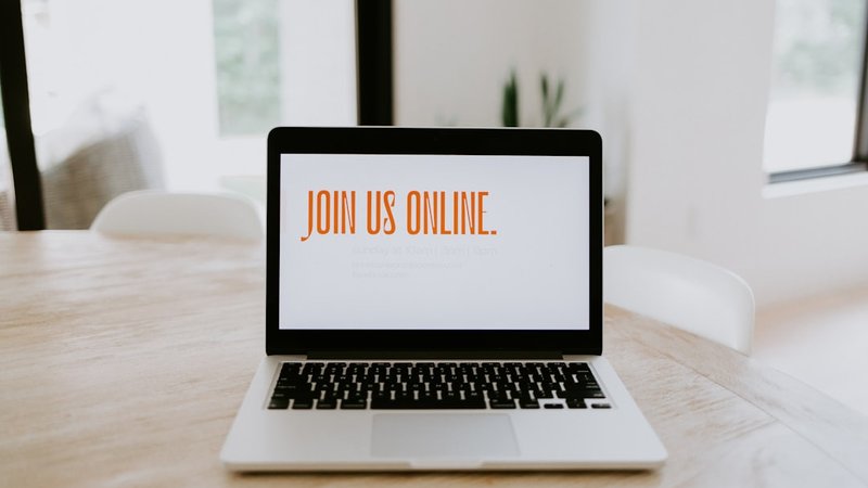 オンラインでの会員登録手続きをイメージした写真